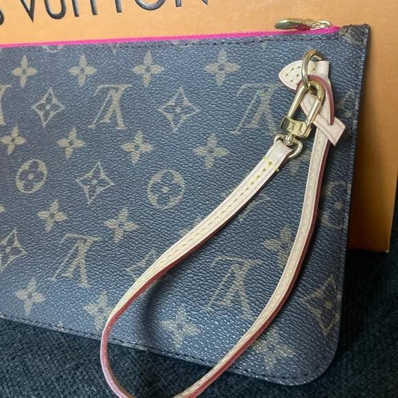 Louis Vuitton Gray Monogram Wristlet pouch - Picture 3 of 17